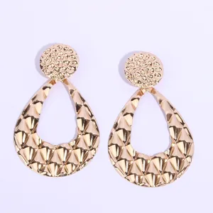 Boucles d'oreilles tendance dorées style européen et américain avec design géométrique en diamant.