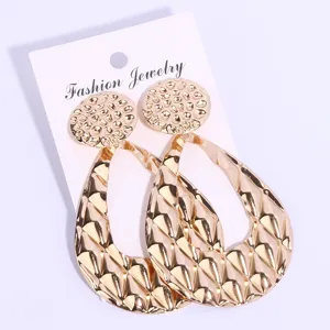 Boucles d'oreilles pendantes en métal doré pour femmes, design géométrique luxueux, bijoux chic.