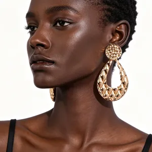 Magnifiques boucles d'oreilles pendantes en métal doré texturé, design tendance et élégant.
