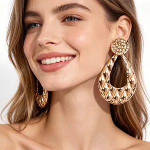 Chics boucles d'oreilles pendantes plaquées or pour femmes, bijoux minimalistes chics.