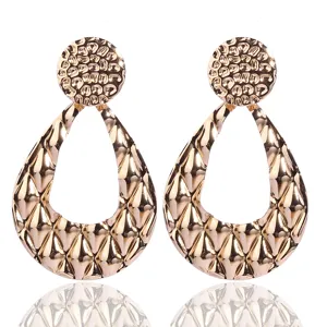 Boucles d'oreilles tendance et elegantes en metal dore pour femmes bijoux chic et mode.