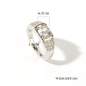 Anillo de hombre ajustable con circonita brillante, vista detallada, diseño plateado elegante.