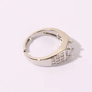 Anillo ajustable de plata para hombre con circonitas pavimentadas y brillante piedra central.