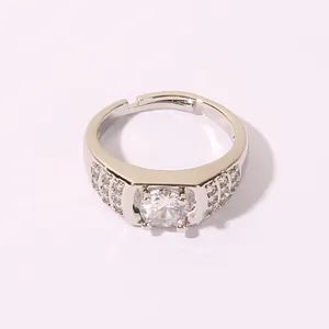 Primer plano detalle del anillo ajustable para hombre de plata con piedra central y circonitas.
