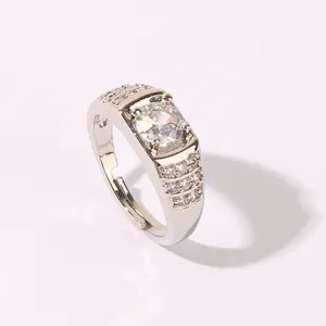 Anillo ajustable plateado para hombre con piedras circonitas joyeria moda detalle