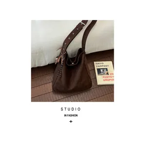 Bruine suède schoudertas voor dames, stijlvolle zachte tote bag voor herfstdagen.