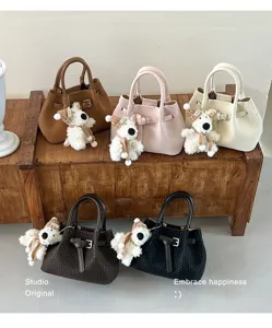 Bolso de mano trenzado con bonito colgante de felpa, bolso cruzado de moda para mujer.