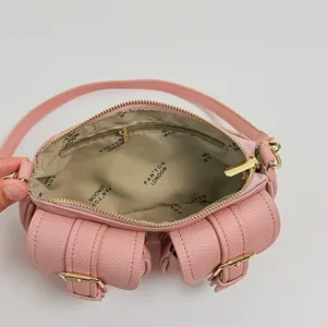 Roze lederen schoudertas met meerdere zakken, stijlvolle damestas voor dagelijks gebruik.