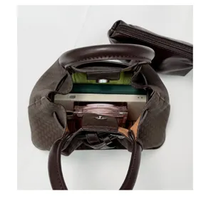 Detalle de bolso de cuero trenzado con amplio espacio interior, diseño marrón elegante.