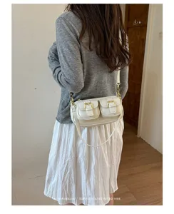 Witte schoudertas met voorzakken en metalen gespen, retro stijl tas voor dames.