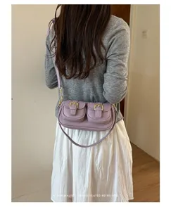 Mooie stijlvolle paarse schoudertas met twee voorzakken en retro gespen voor vrouwen.