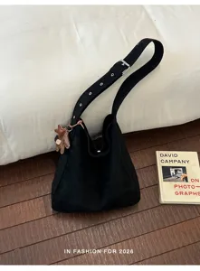 Zwarte suède schoudertas detail, hobo tote ontwerp met verstelbare gespriem en mooie hanger.