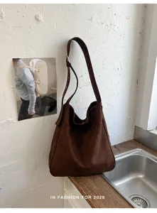 Bruine suède schoudertas voor dames, vintage casual tote tas voor dagelijks gebruik en herfststijl.