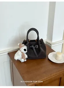 Vista detallada del bolso de mano de cuero trenzado para mujer, elegante bolso de hombro.