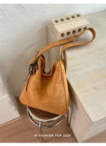 Stijlvolle bruine suède hobo schoudertas voor dames, trendy shopper voor dagelijks.