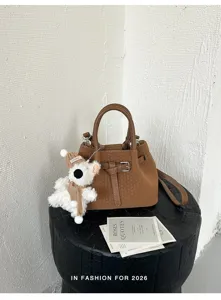 Bolso cubo trenzado marrón con colgante de oso lindo, bolso de hombro elegante.