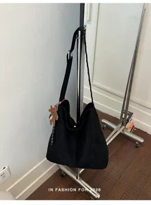 Zwarte suèdine schoudertas voor dames, hippe stijlvolle shopper tote voor dagelijks gebruik.
