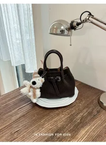 Elegante bolso cubo de cuero tejido marrón oscuro con colgante de oso para mujeres uso diario
