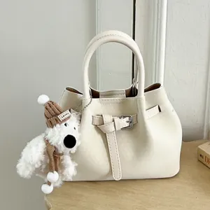 Bolso Cubo de Cuero PU Tejido para Mujer Con Colgante de Oso Bolso de Hombro Casual Minimalista Urbano Bolso de Mano para Oficina