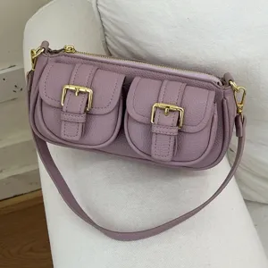 Paarse lederen schoudertas voor dames, trendy handtas met handige dubbele voorzakken.