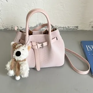 Bolso de mano de cuero rosa para mujer, elegante bolso bombonera con llavero de osito.