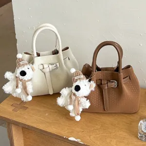 Elegante conjunto de bolso de mujer con bonitos colgantes de peluche de oso, bolso de hombro chic.