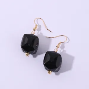 Orecchini geometrici in acrilico nero sfaccettato con eleganti ganci dorati donna