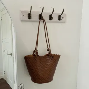 Ρετρό πλεκτή δερμάτινη τσάντα bucket με κομψό λουράκι και υπέροχες λεπτομέρειες.