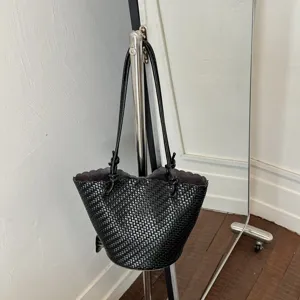 Σιχ μαυρη πλεκτη τσαντα bucket με λουρι ωμου, κομψη ρετρο τσαντα χειρος για καθημερινη χρηση.
