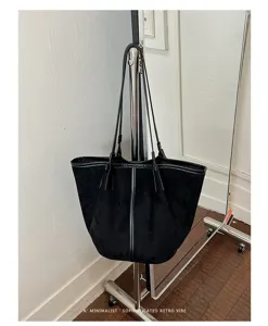 Minimalistiki mavri tsanta suet gia gynaikes, megali kompsi tsanta omou gia kathimerini.