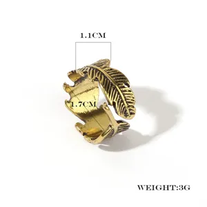 Détail de bague plume dorée vintage avec diamètre de 1,7 cm et poids de 3g pour les femmes.
