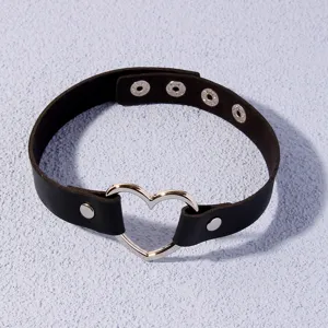 Vue détaillée du collier ras de cou cœur en cuir noir, anneau en métal style punk chic.