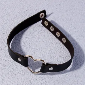 Gros plan détaillé du collier ras du cou cœur en cuir noir avec anneau en métal argenté.