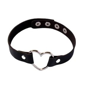 Collier ras de cou gothique en cuir PU noir avec anneau de cœur en métal pour femme