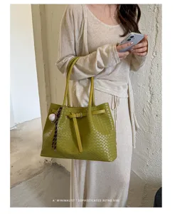 Green woven leather shoulder tote bag, large capacity minimalist retro commuting handbag.