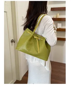 Stylish green woven leather tote bag for women, large capacity commuter shoulder bag.