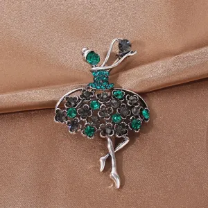 Primo piano dettagliato di una spilla da ballerina vintage in cristallo con strass.