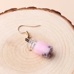Primo piano dettagliato del ciondolo per orecchino a tazza di tè boba rosa carino.
