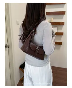 Retro bruine schoudertas voor vrouwen, minimalistische PU leer okseltas met gesp detail.