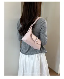 Minimalistische roze schoudertas voor dames, chique hobo tas met gesp voor zomerse stijl.