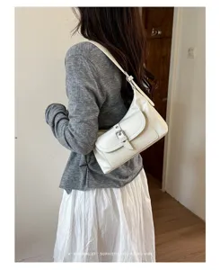 Witte retro oksel schoudertas voor dames, minimalistische elegante lederen handtas chic.