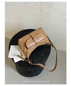 Gedetailleerd uitzicht op de retro minimalistische PU lederen schoudertas met chique gesp.