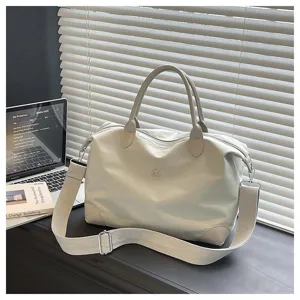 Amplia bolsa de viaje con correa ajustable ideal para viajes cortos y uso diario.