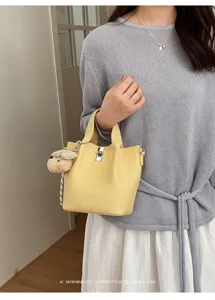 Piccola borsa secchiello gialla da donna elegante borsa in pelle PU con ciondolo e serratura