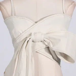 Top camisole blanc décontracté avec un design de nœud élégant et des coutures contrastées.