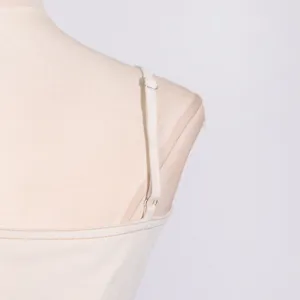 Vue détaillée de la fine bretelle réglable sur un élégant caraco d'été uni pour femme.