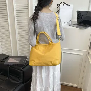 Gran bolsa de viaje amarilla bandolera, bolso casual portátil para viajes cortos y uso diario.
