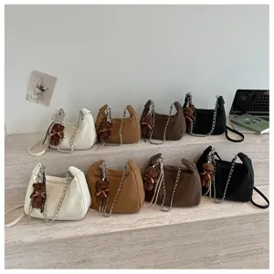 Lässige geflochtene Umhängetasche mit Kette und süßem Bärenanhänger, modische Beuteltasche.