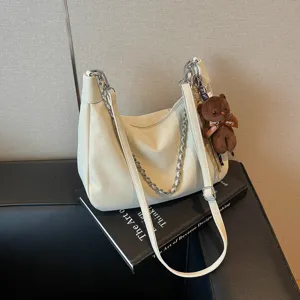 Minimalistische gewebte Umhängetasche für Damen, schicke Crossover Beuteltasche mit Bär.