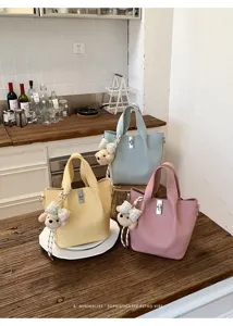 Borsa a secchiello in pelle PU con ciondolo orsetto, borsa a mano elegante donna.